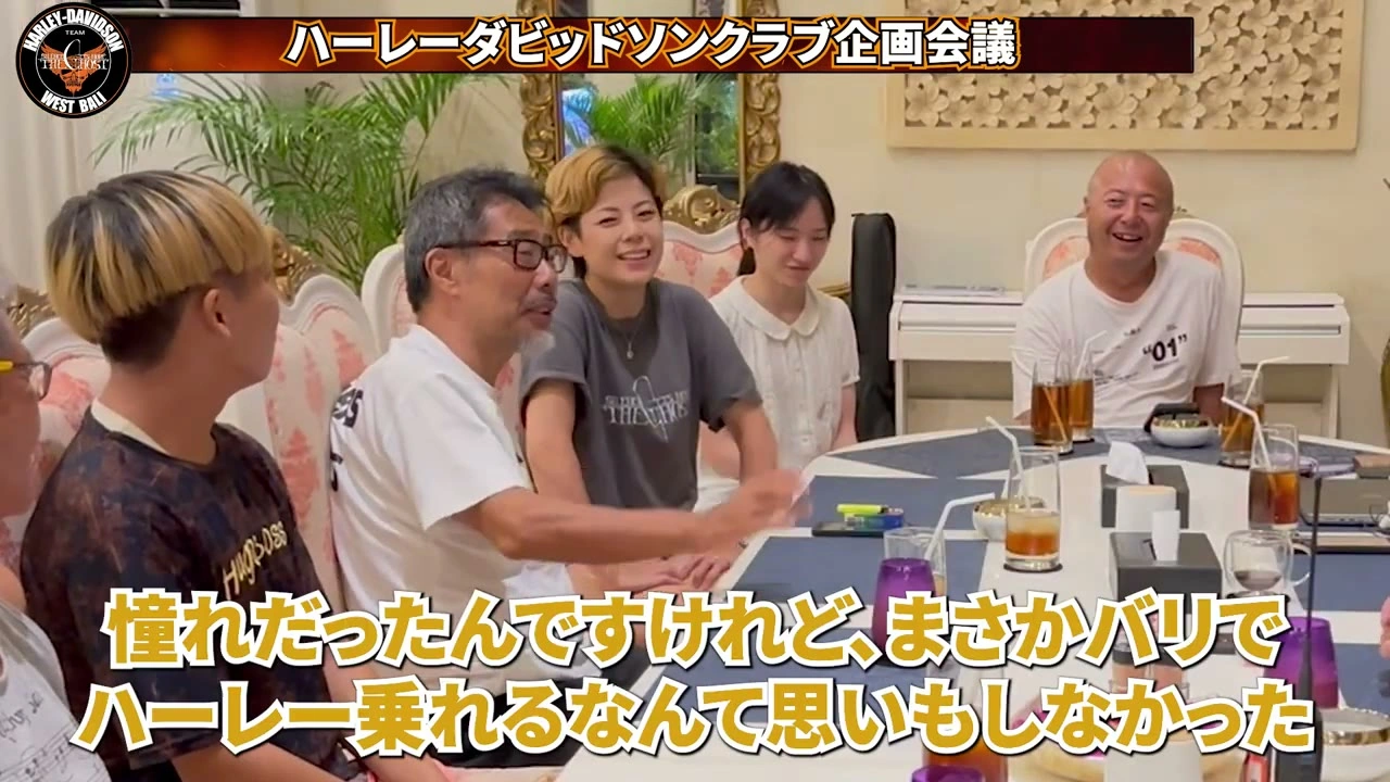 金髪男性と女性 談笑（憧れテロップ）｜2024年6月 バリ島ハーレーツーリング — TEAM THE GHOST West Bali