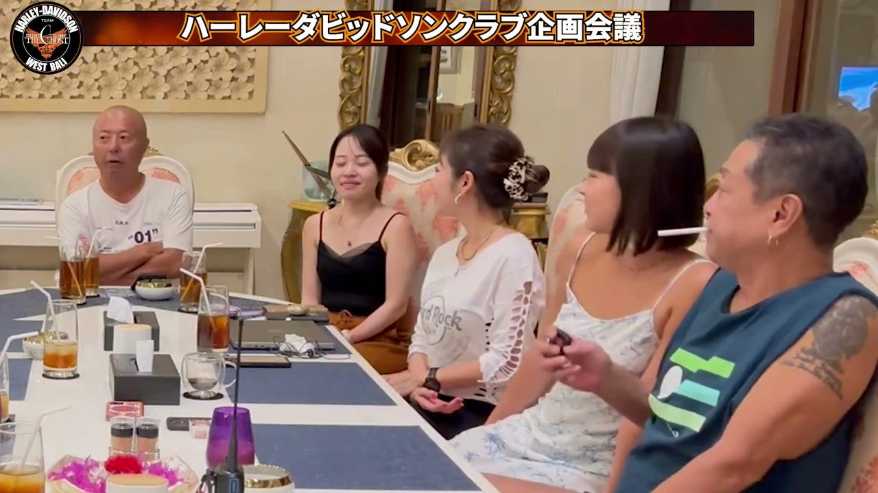 白服の女性とタトゥーの男性｜2024年6月 バリ島ハーレーツーリング — TEAM THE GHOST West Bali