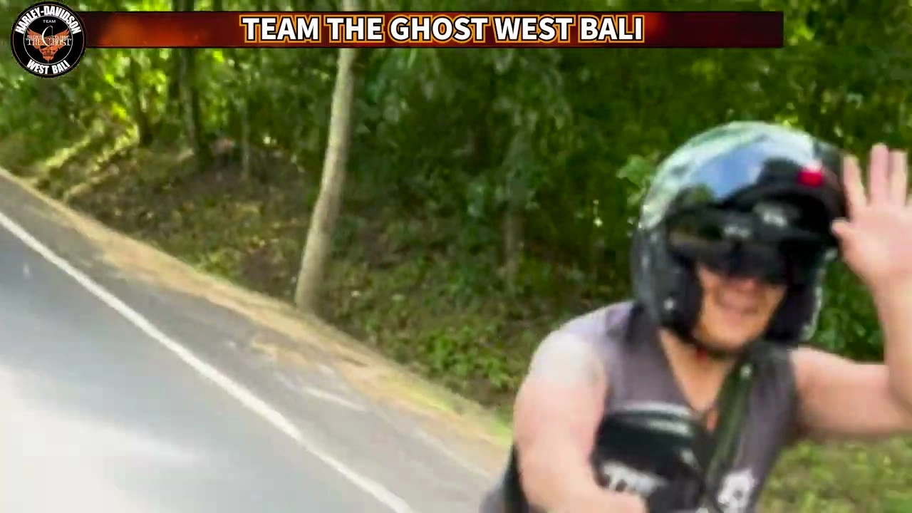 手を振るライダー（ヘルメット上げ）｜2024年6月 バリ島ハーレーツーリング — TEAM THE GHOST West Bali