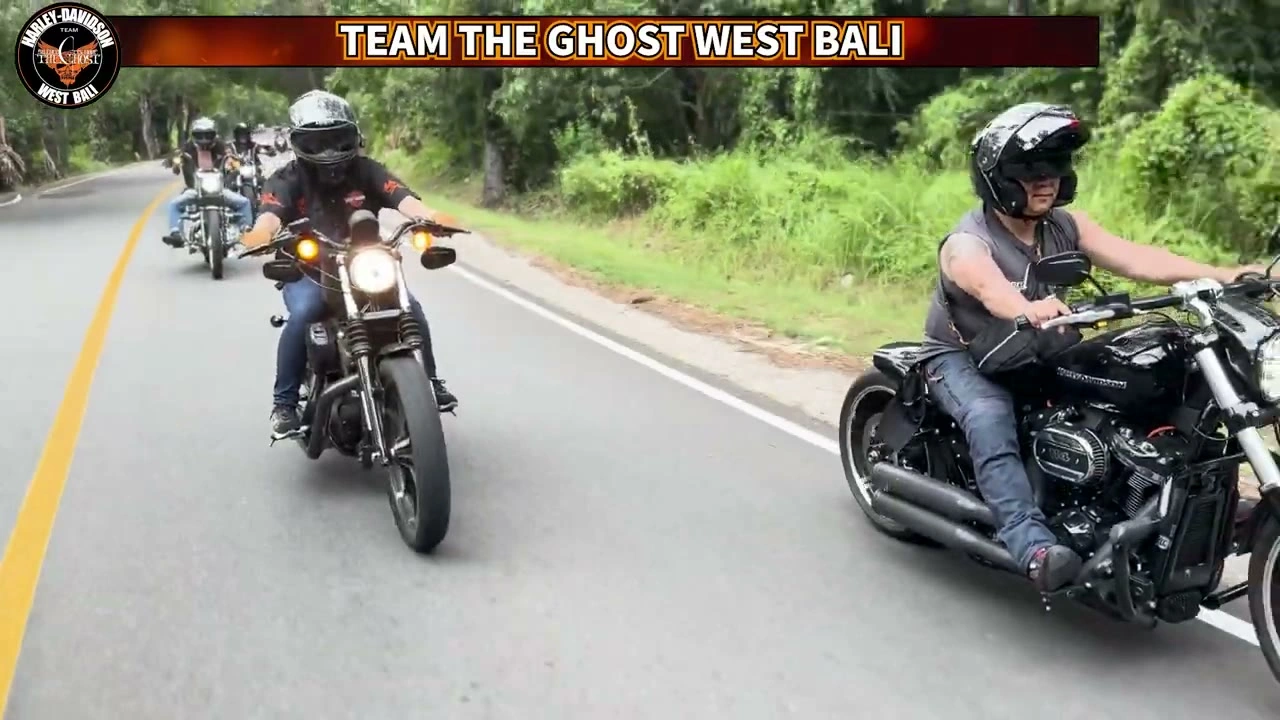 2台が並んで走行 顔あり｜2024年6月 バリ島ハーレーツーリング — TEAM THE GHOST West Bali
