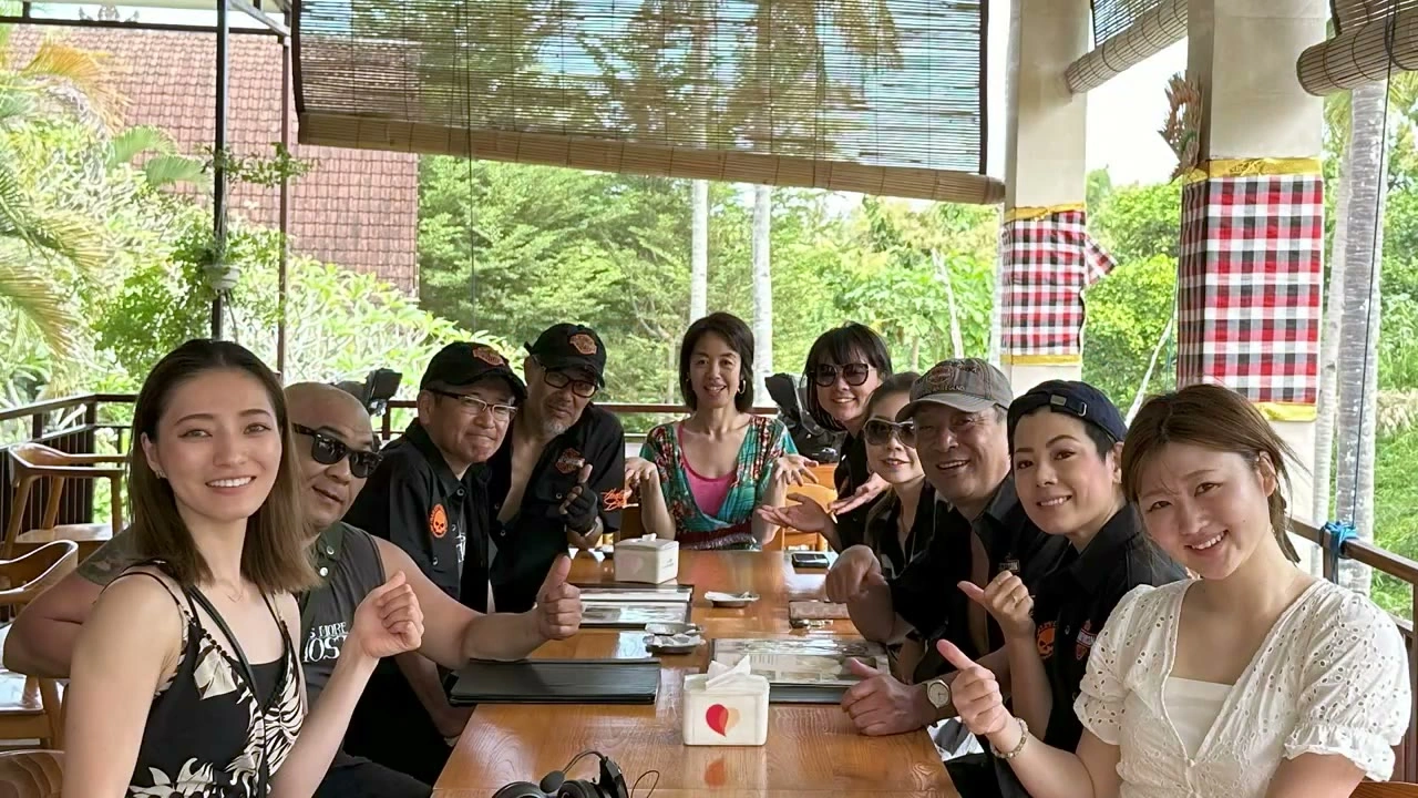 食堂テーブルで記念集合写真｜2024年6月 バリ島ハーレーツーリング — TEAM THE GHOST West Bali
