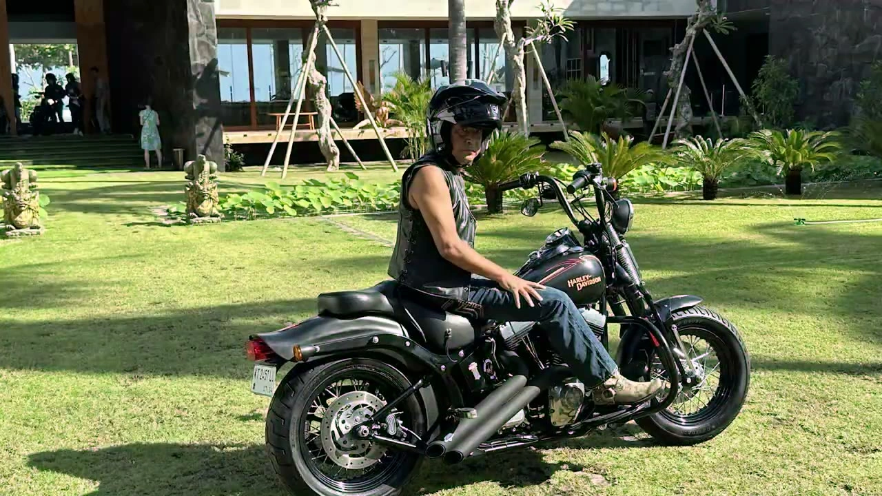 芝生でハーレーに跨る男性｜2024年6月 バリ島ハーレーツーリング — TEAM THE GHOST West Bali