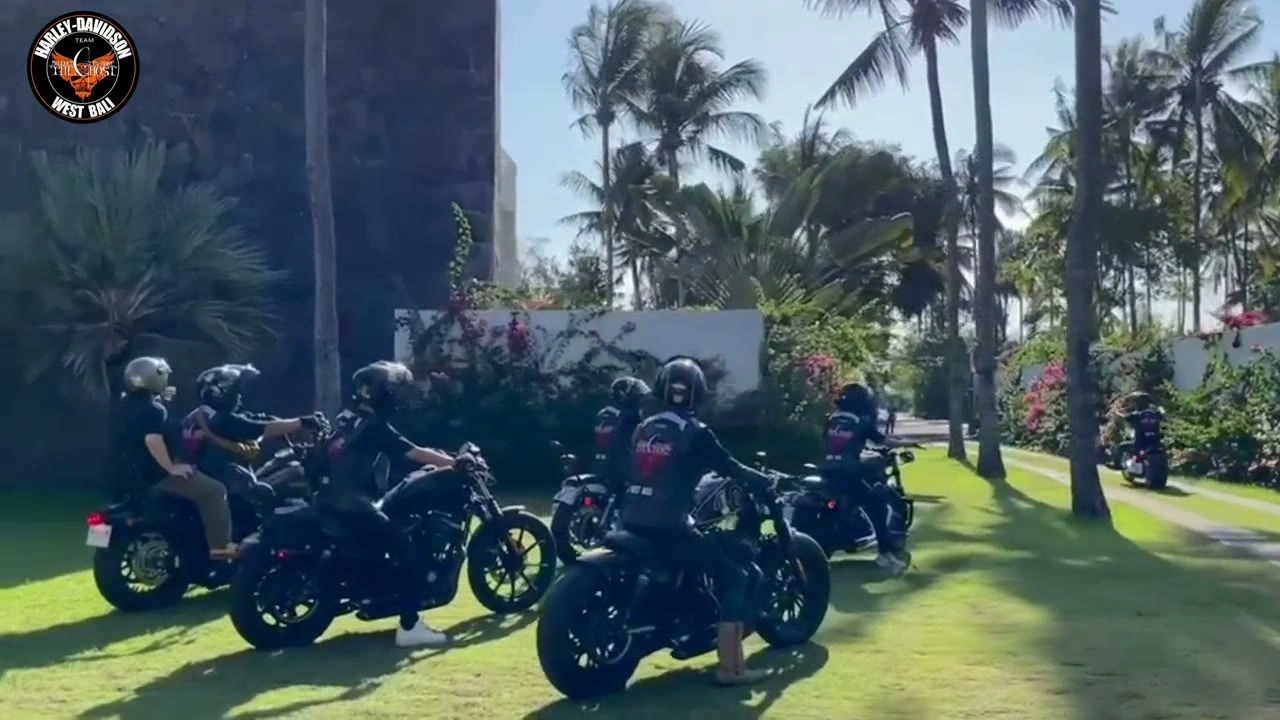 庭に並ぶハーレー2台（車両美）｜2024年11月 バリ島ハーレーツーリング — TEAM THE GHOST West Bali