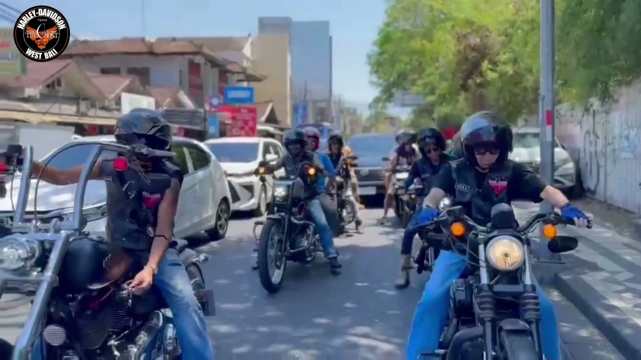 街中を隊列で走行｜2024年11月 バリ島ハーレーツーリング — TEAM THE GHOST West Bali