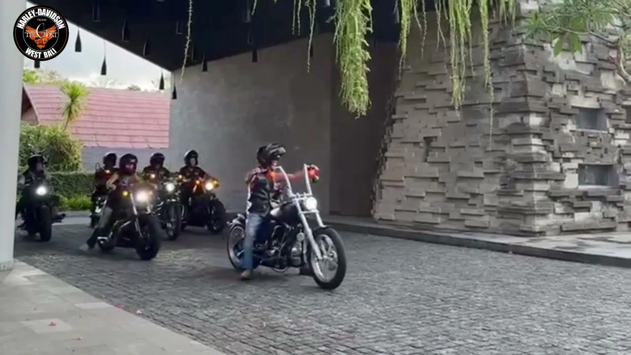 寺院の壁前に集合（夕方）｜2024年11月 バリ島ハーレーツーリング — TEAM THE GHOST West Bali