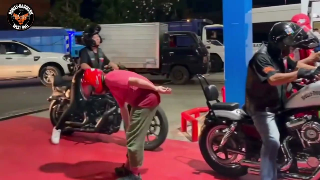 給油中のメンバー（停車）｜2024年11月 バリ島ハーレーツーリング — TEAM THE GHOST West Bali