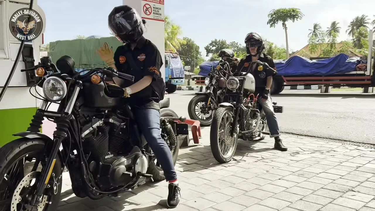給油所で停車する女性ライダー｜2024年11月 バリ島ハーレーツーリング — TEAM THE GHOST West Bali