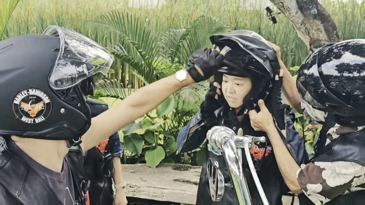 ヘルメットを被せ合う仲間｜2024年12月 バリ島ハーレーツーリング — TEAM THE GHOST West Bali