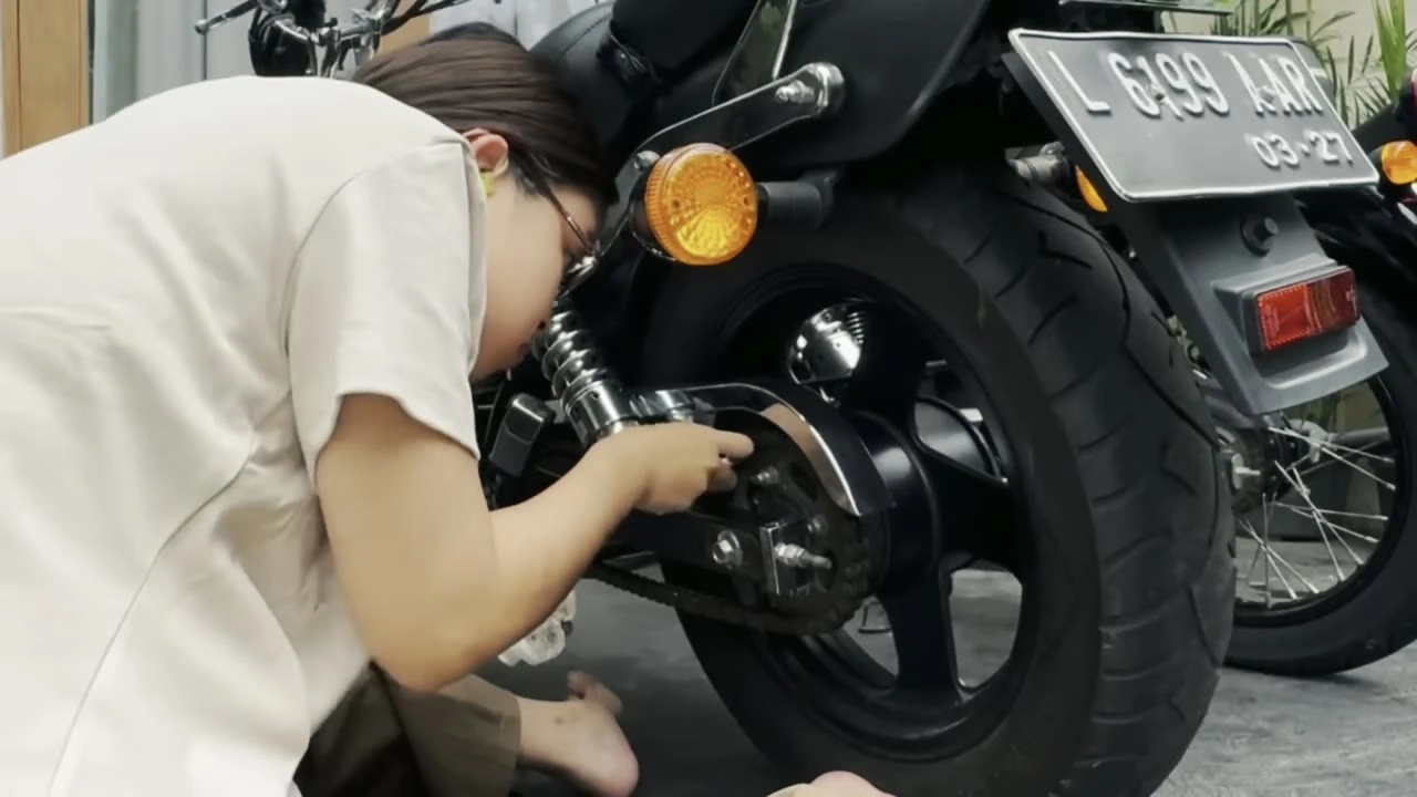 女性がバイクを整備｜2024年12月 バリ島ハーレーツーリング — TEAM THE GHOST West Bali