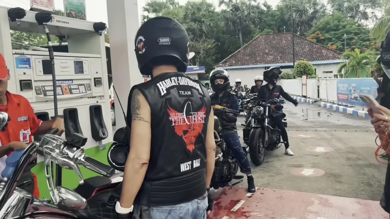 給油所で停車、集合｜2024年12月 バリ島ハーレーツーリング — TEAM THE GHOST West Bali
