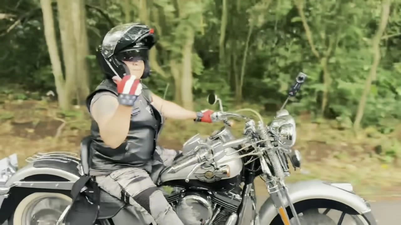 バイク上でVサインの女性｜2024年12月 バリ島ハーレーツーリング — TEAM THE GHOST West Bali