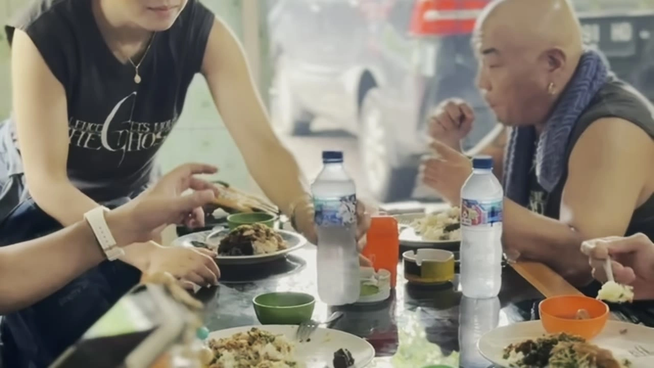 皆で食事｜2024年12月 バリ島ハーレーツーリング — TEAM THE GHOST West Bali