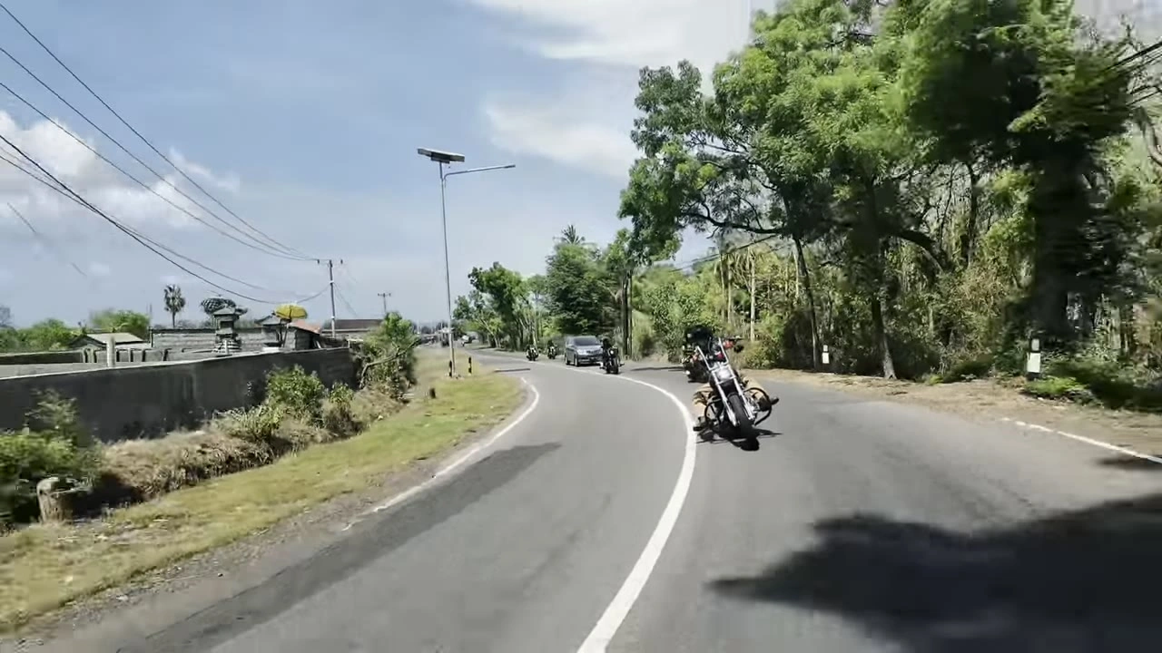 女性ライダーの停車｜2024年12月 バリ島ハーレーツーリング — TEAM THE GHOST West Bali