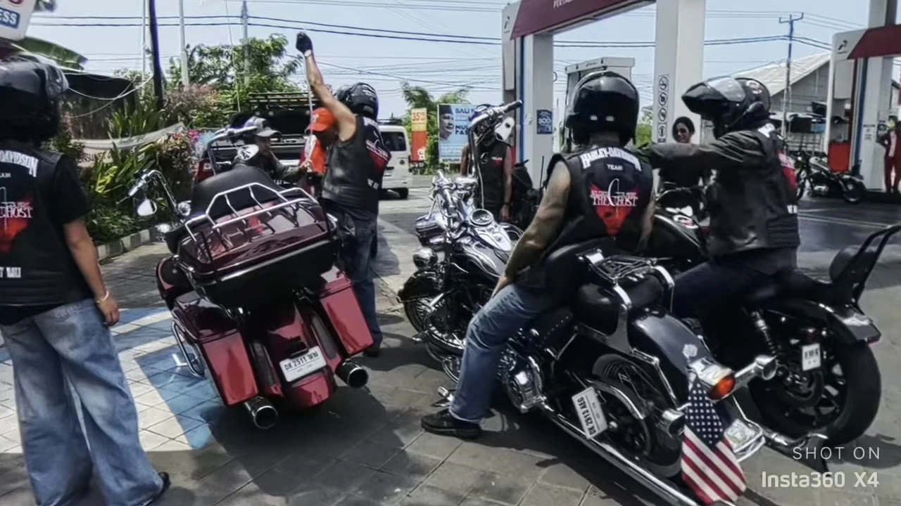給油所で停車、集合｜2024年12月 バリ島ハーレーツーリング — TEAM THE GHOST West Bali