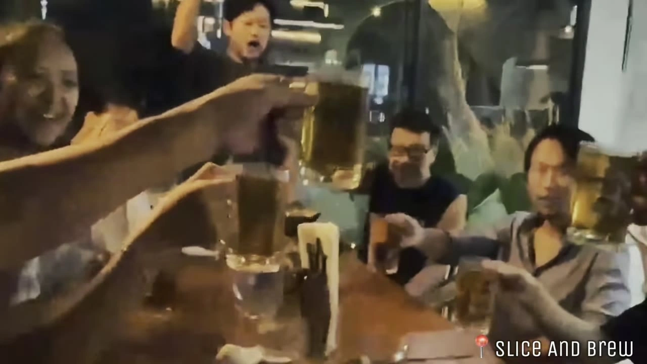 バーで皆で乾杯｜2024年12月 バリ島ハーレーツーリング — TEAM THE GHOST West Bali