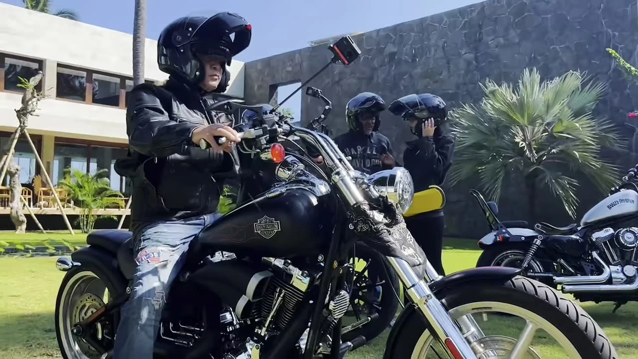 チョッパーにまたがるメンバー｜2025年1月 バリ島ハーレーツーリング — TEAM THE GHOST West Bali