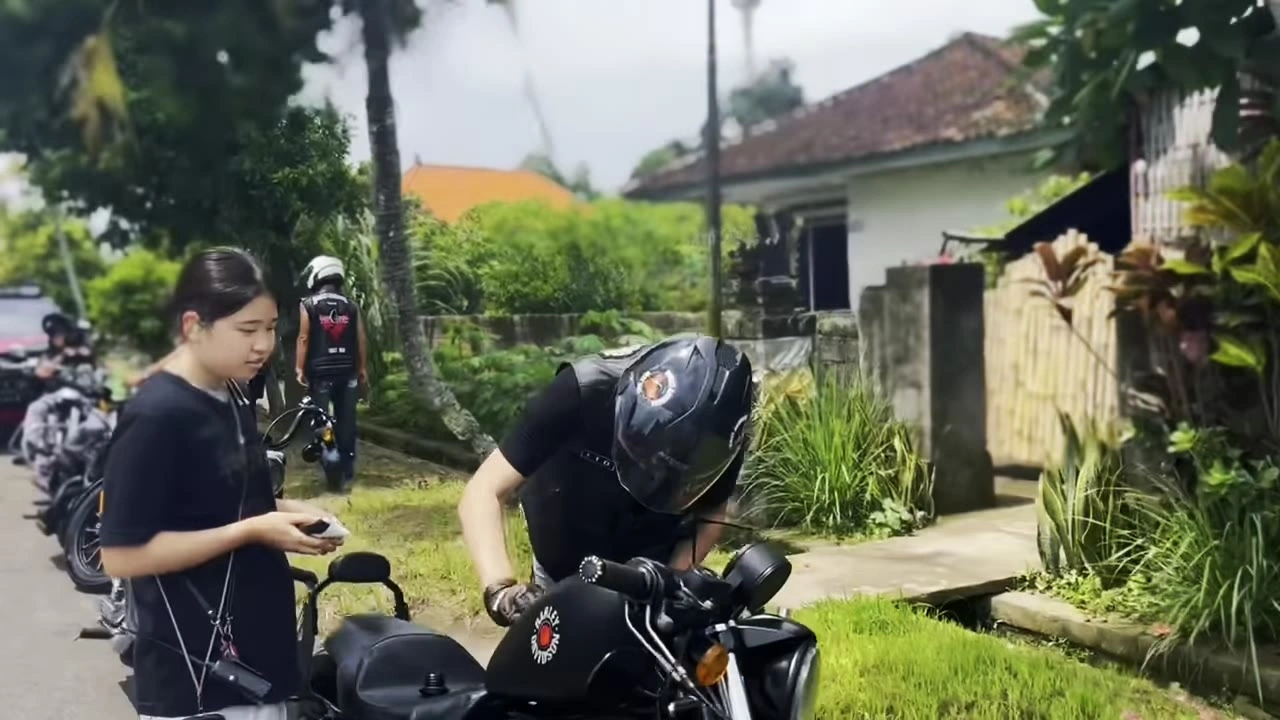停車中 スマホを見る女性メンバー｜2025年1月 バリ島ハーレーツーリング — TEAM THE GHOST West Bali