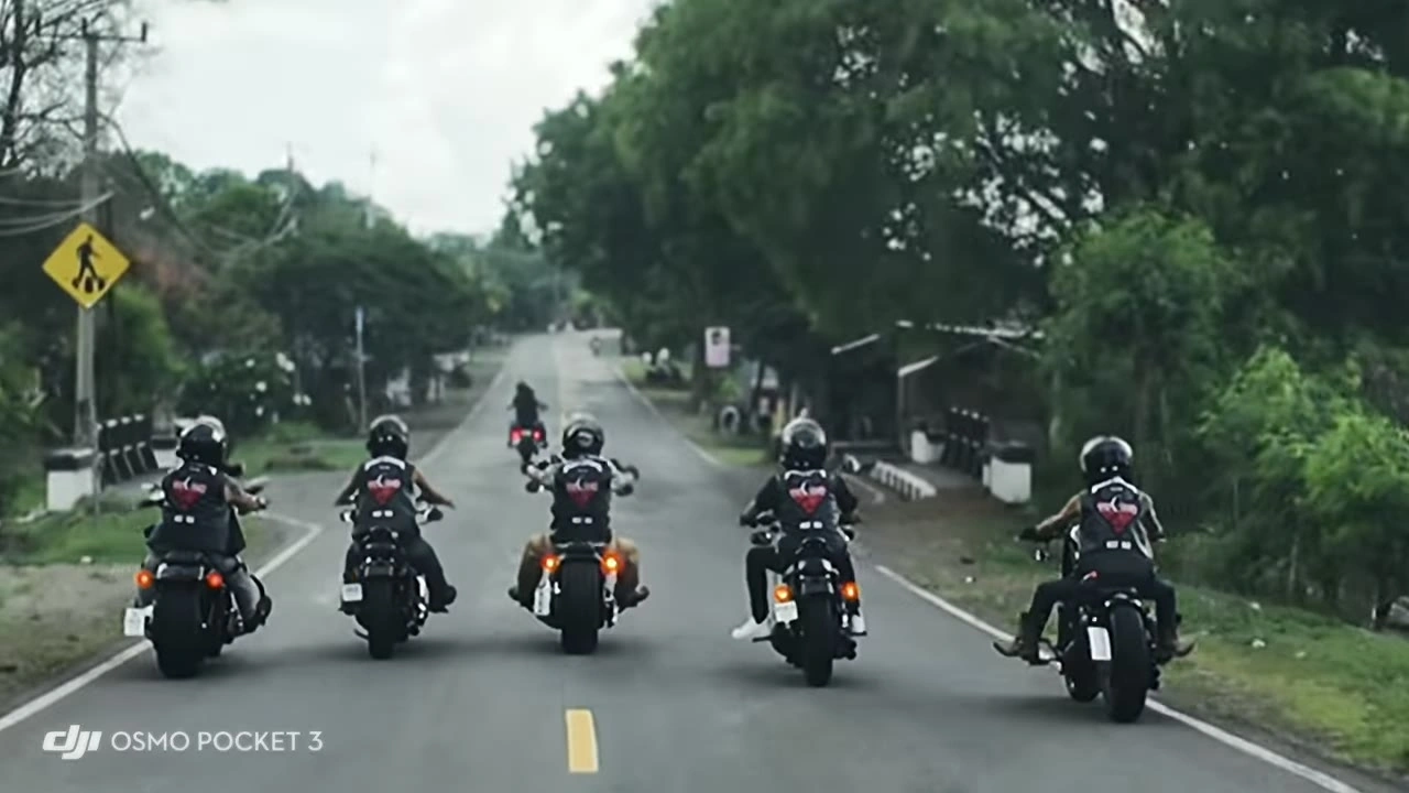 正面からのパック走行 チーム連隊｜2025年1月 バリ島ハーレーツーリング — TEAM THE GHOST West Bali