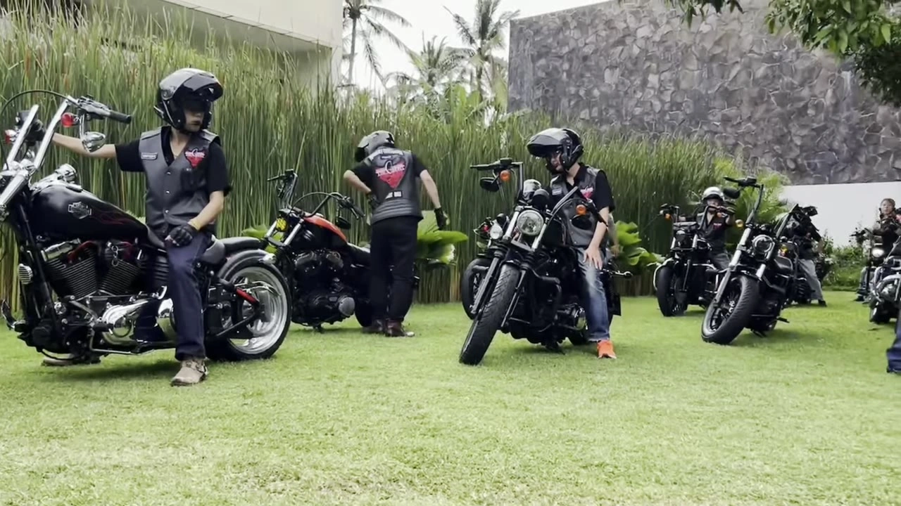 芝生でメンバー集合｜2025年1月 バリ島ハーレーツーリング — TEAM THE GHOST West Bali