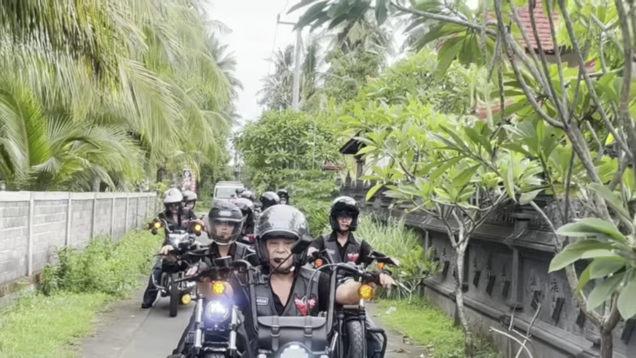 寺院前をこちらへ走行する隊列｜2025年1月 バリ島ハーレーツーリング — TEAM THE GHOST West Bali