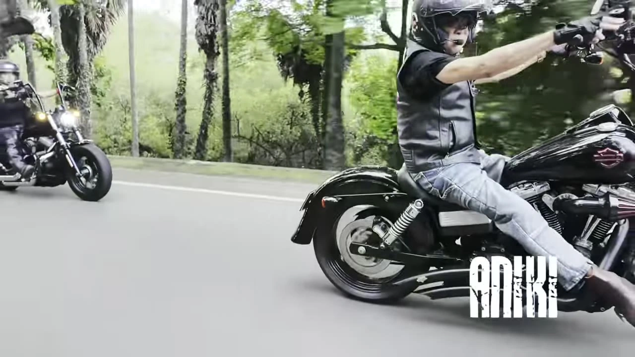 ANIKIテロップ 立ち乗りする兄貴｜2025年1月 バリ島ハーレーツーリング — TEAM THE GHOST West Bali
