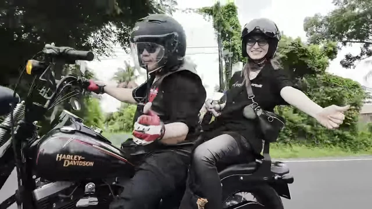 停車中 二人乗りで笑顔ポーズ｜2025年1月 バリ島ハーレーツーリング — TEAM THE GHOST West Bali
