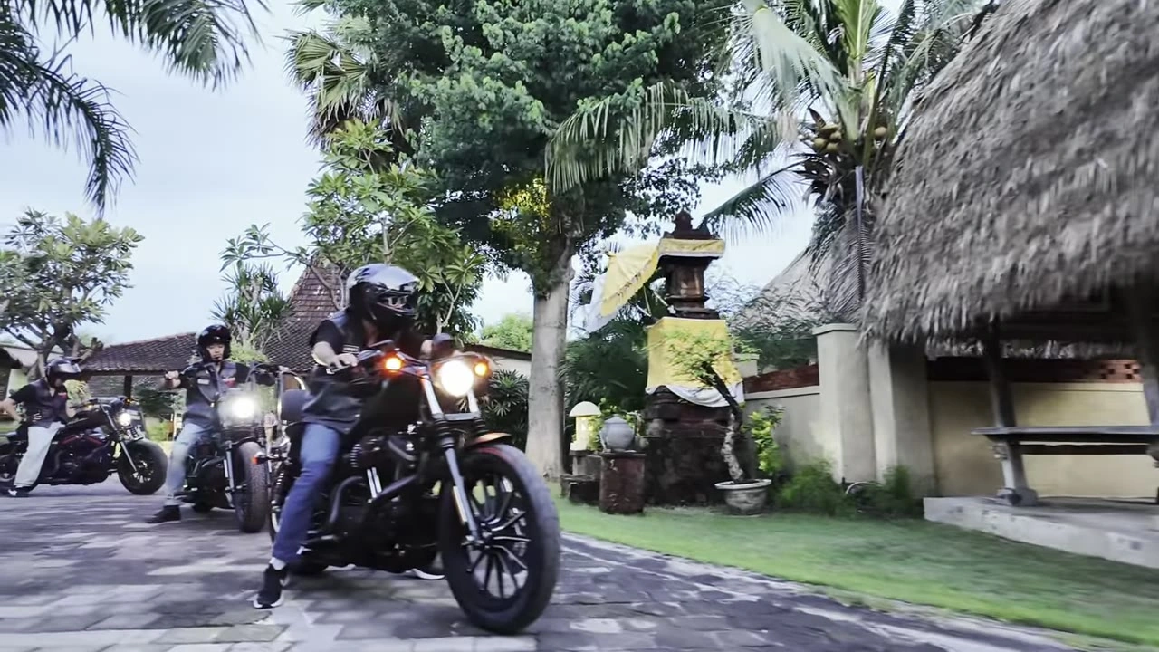 停車 バイクとメンバーが並ぶ｜2025年1月 バリ島ハーレーツーリング — TEAM THE GHOST West Bali