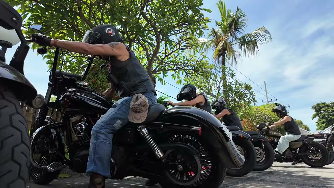 停車 バイクを囲むメンバー｜2025年1月 バリ島ハーレーツーリング — TEAM THE GHOST West Bali