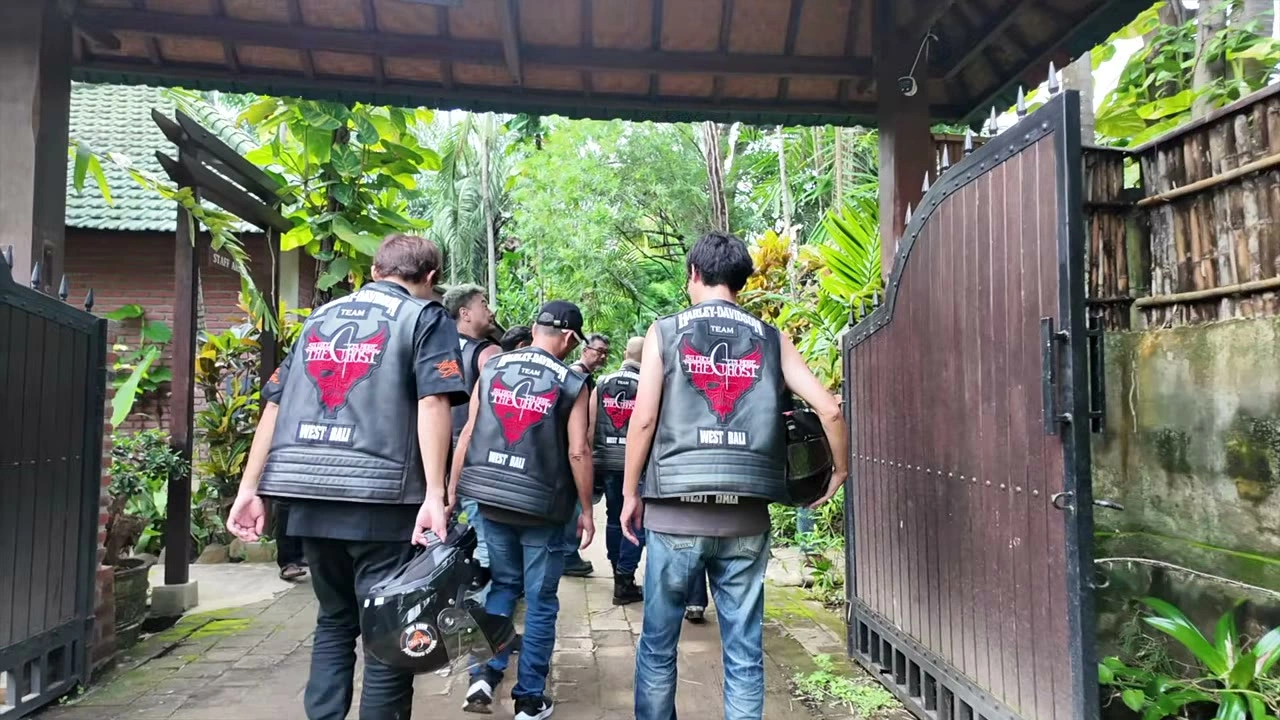 ジャケット背面で歩くメンバー｜2025年1月 バリ島ハーレーツーリング — TEAM THE GHOST West Bali