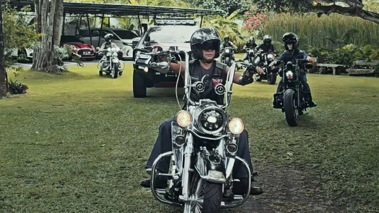 芝生に到着するバイクの群れ｜2025年1月 バリ島ハーレーツーリング — TEAM THE GHOST West Bali