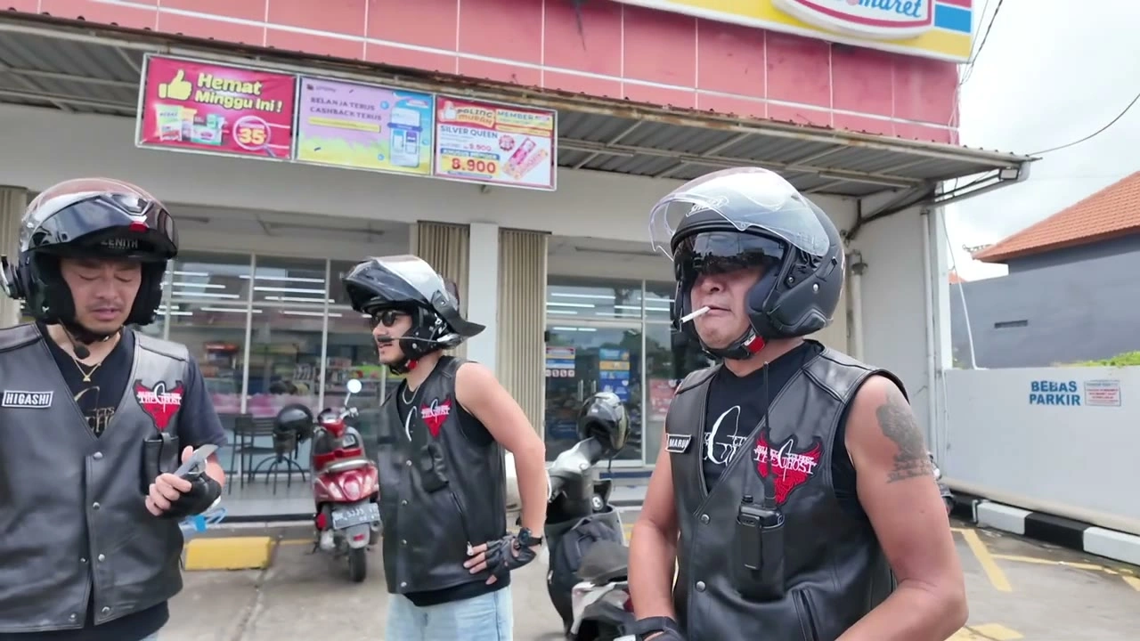 コンビニ前で3人談笑｜2025年2月 バリ島ハーレーツーリング — TEAM THE GHOST West Bali