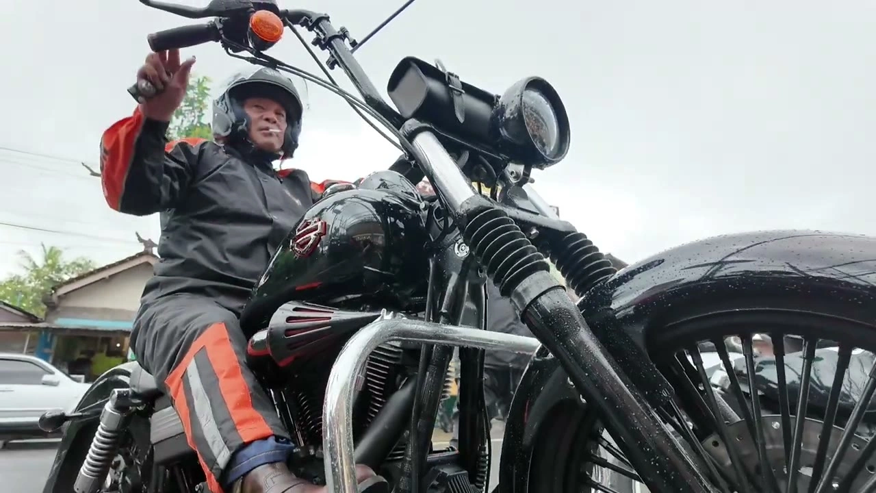 バイクにまたがり手を上げる｜2025年2月 バリ島ハーレーツーリング — TEAM THE GHOST West Bali