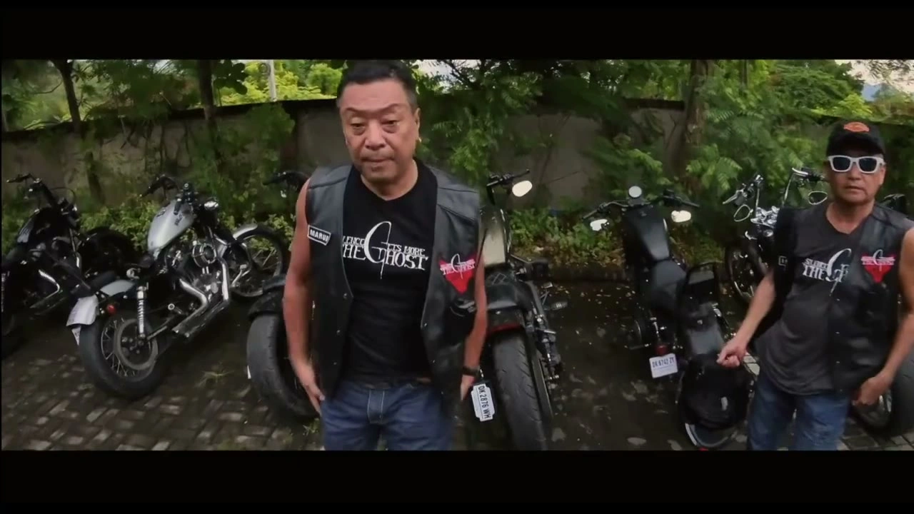 男性メンバー2人が立ち談笑｜2025年2月 バリ島ハーレーツーリング — TEAM THE GHOST West Bali