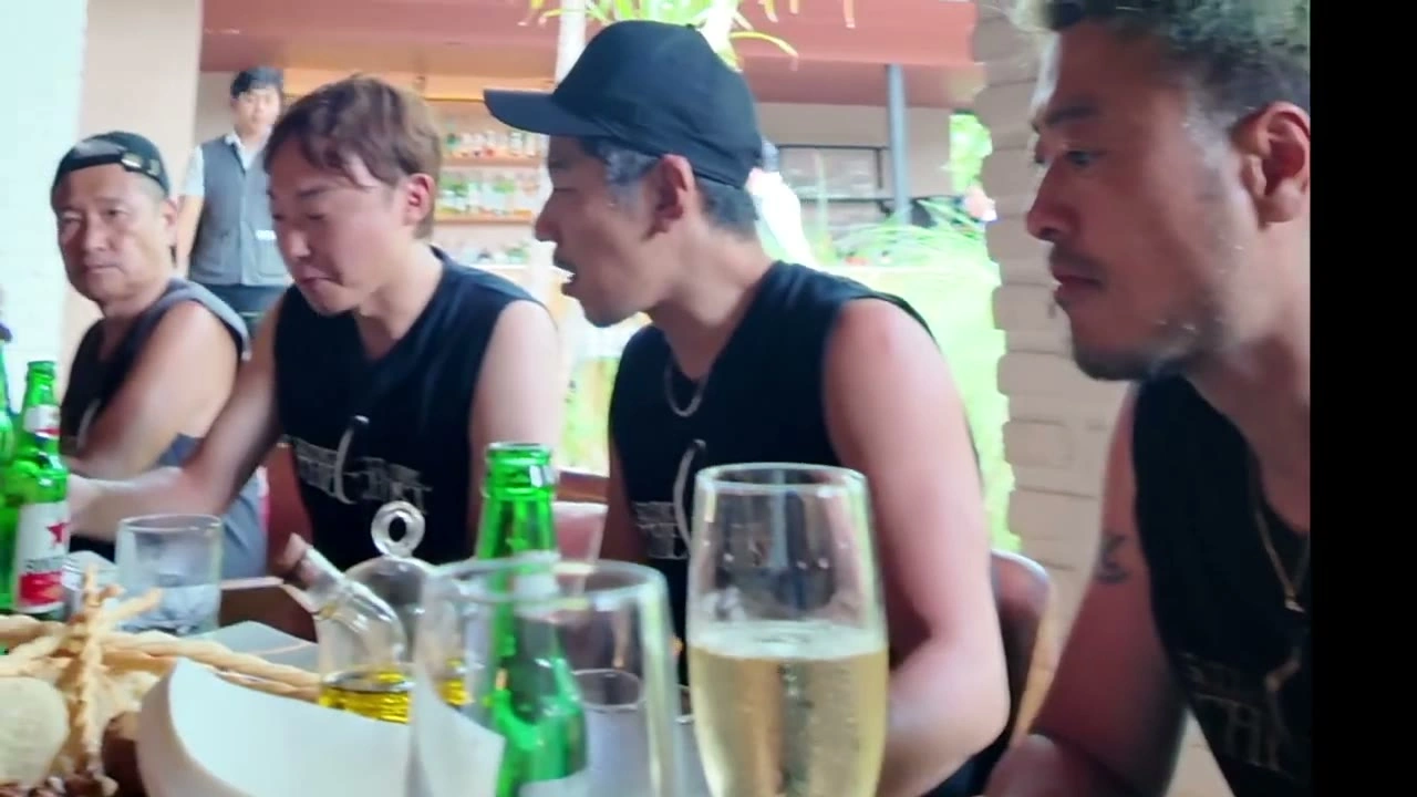 食事で乾杯・談笑する顔アップ｜2025年2月 バリ島ハーレーツーリング — TEAM THE GHOST West Bali
