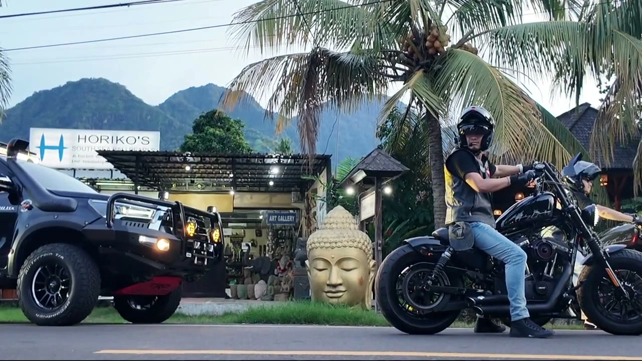 バリの門・仏像前でまたがり｜2025年2月 バリ島ハーレーツーリング — TEAM THE GHOST West Bali