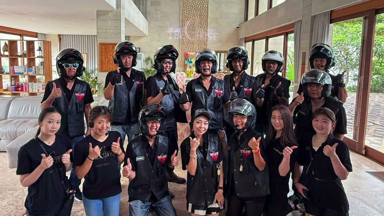 女性メンバー大集合・ピースサイン｜2025年2月 バリ島ハーレーツーリング — TEAM THE GHOST West Bali