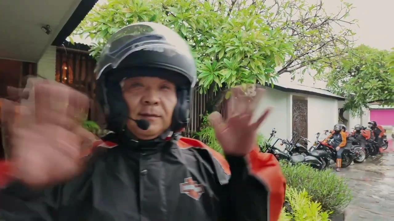 手を振るメンバー｜2025年2月 バリ島ハーレーツーリング — TEAM THE GHOST West Bali