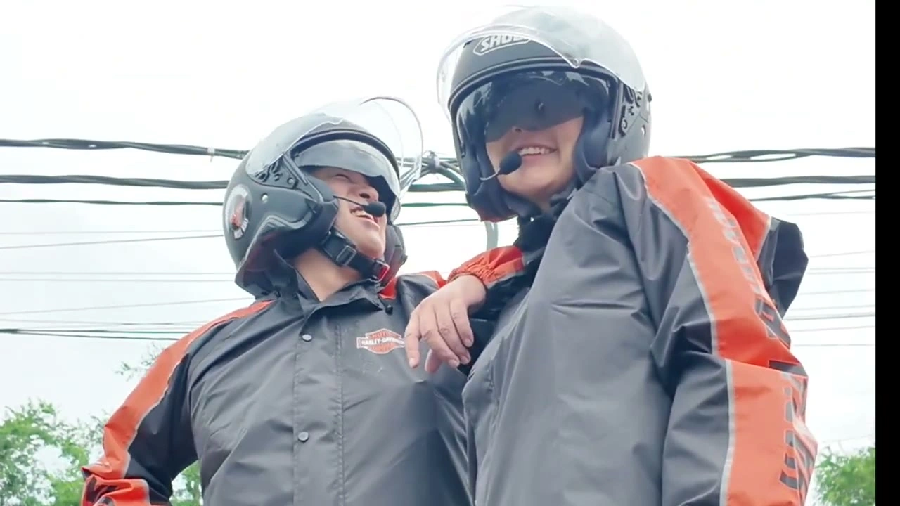 2人が肩を組む笑顔｜2025年2月 バリ島ハーレーツーリング — TEAM THE GHOST West Bali