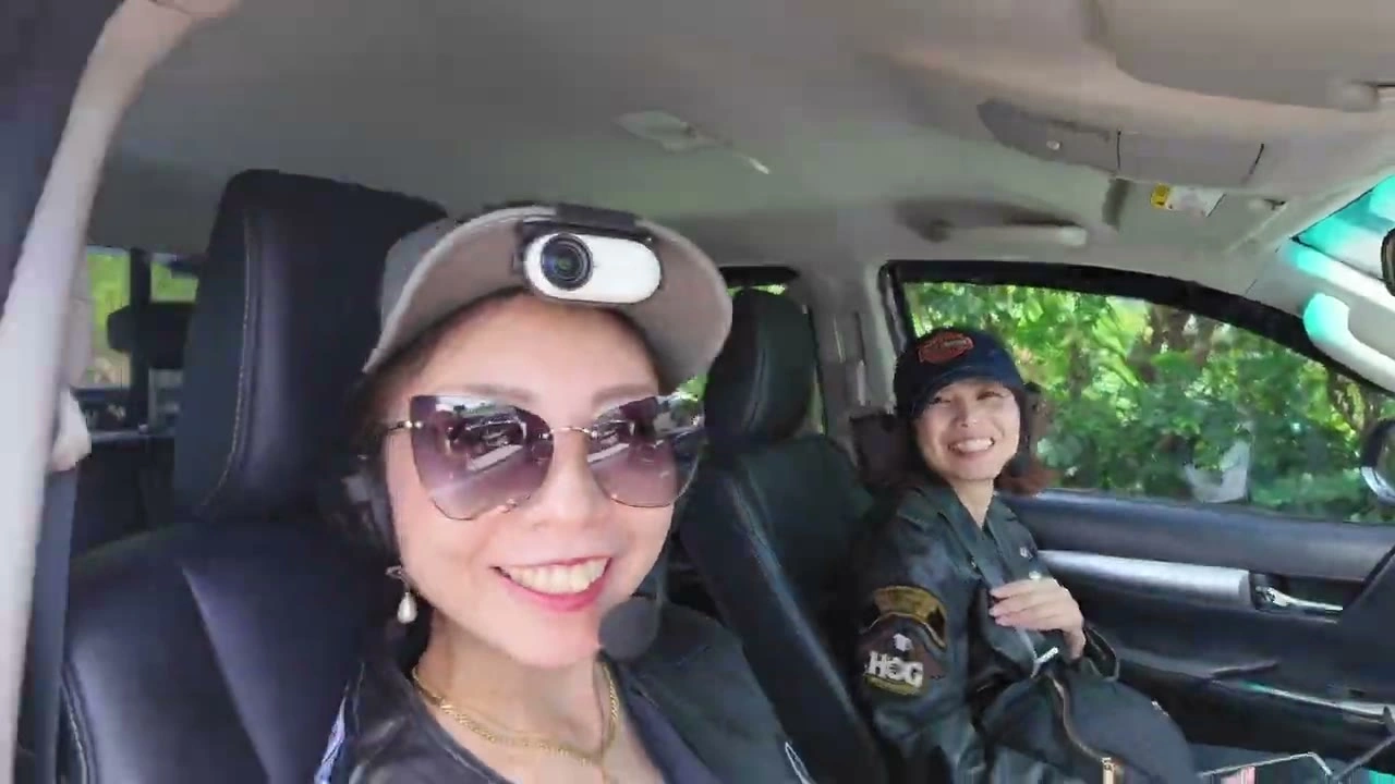 車内から笑顔の女性メンバー｜2025年3月 バリ島ハーレーツーリング — TEAM THE GHOST West Bali