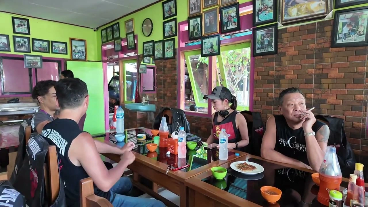 緑の壁の食堂でメンバー達が食事｜2025年3月 バリ島ハーレーツーリング — TEAM THE GHOST West Bali