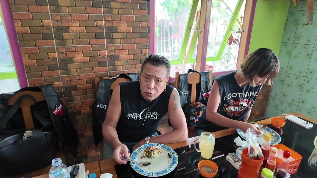 食堂で食事する男性メンバー｜2025年3月 バリ島ハーレーツーリング — TEAM THE GHOST West Bali