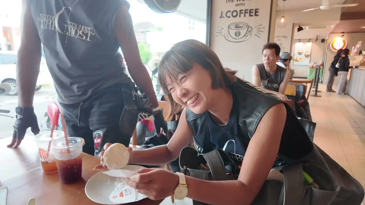 J.Coffeeでドリンク片手に笑う女性メンバー｜2025年3月 バリ島ハーレーツーリング — TEAM THE GHOST West Bali