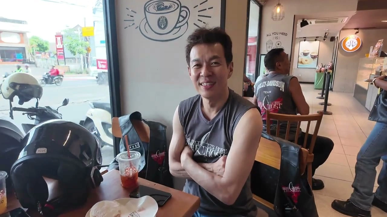 カフェで談笑する男性メンバー｜2025年3月 バリ島ハーレーツーリング — TEAM THE GHOST West Bali