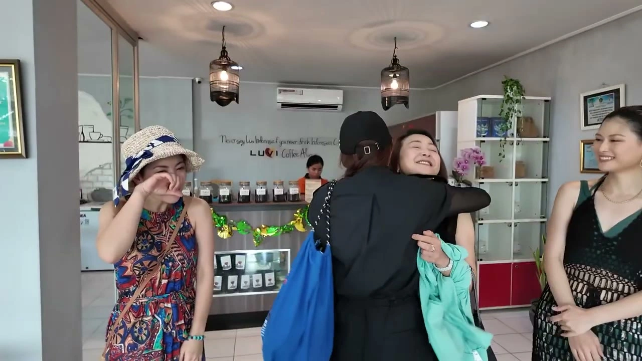 店先での再会のハグ｜2025年3月 バリ島ハーレーツーリング — TEAM THE GHOST West Bali