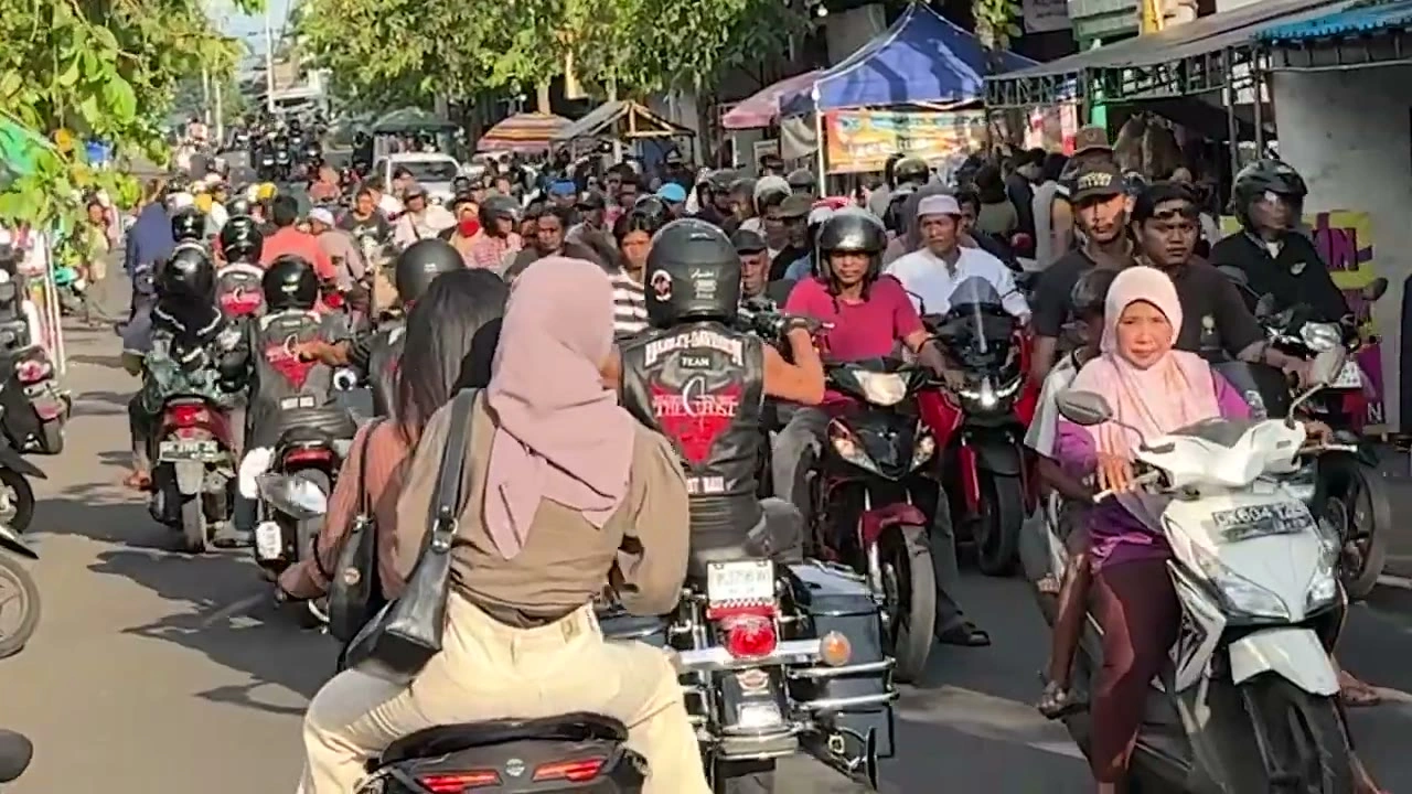 沿道を埋める大勢の歓迎ギャラリー｜2025年3月 バリ島ハーレーツーリング — TEAM THE GHOST West Bali