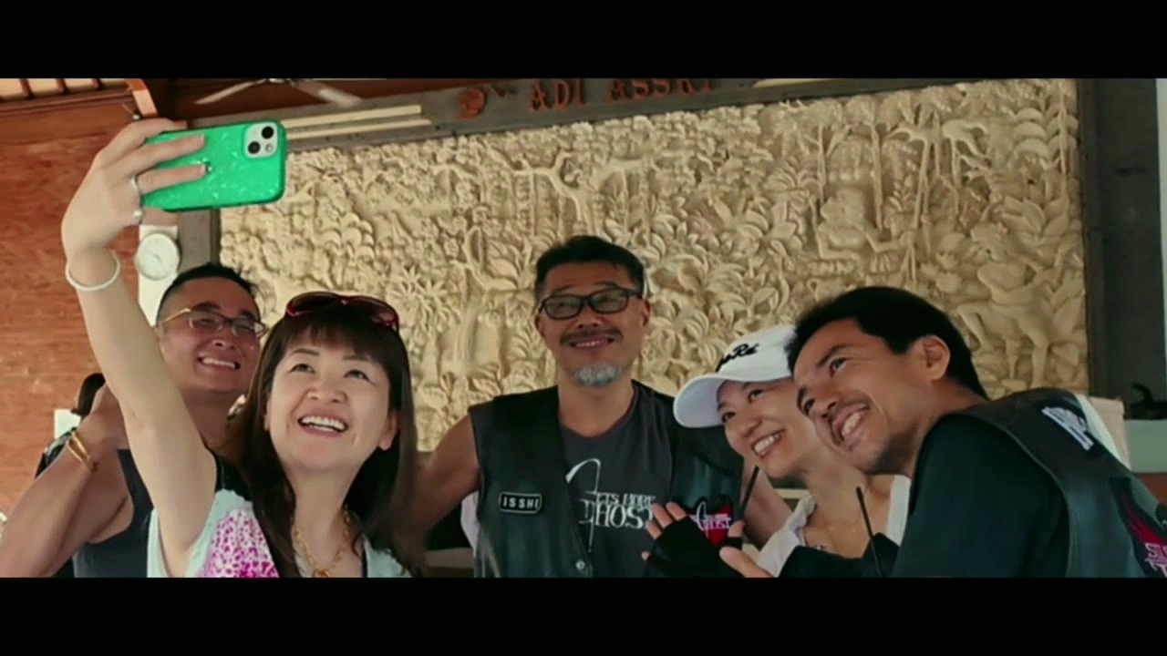 スマホで自撮りする集合カット｜2025年3月 バリ島ハーレーツーリング — TEAM THE GHOST West Bali