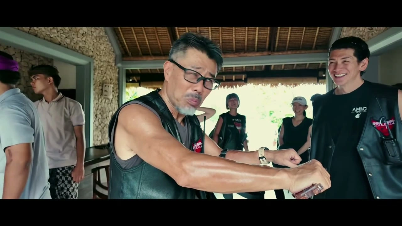 兄貴と握手を交わすメンバー｜2025年3月 バリ島ハーレーツーリング — TEAM THE GHOST West Bali