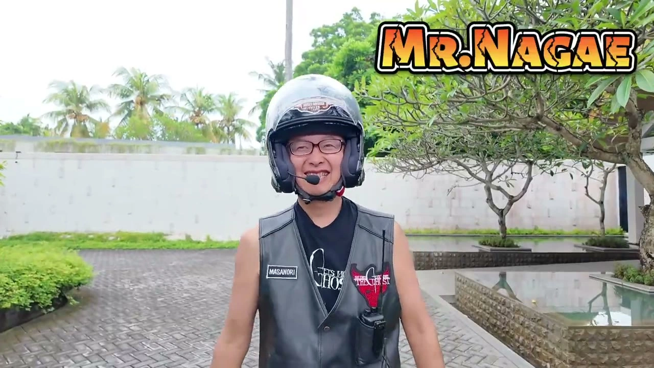 Mr.Nagae 両手を広げてポーズ（メンバー紹介）｜2025年3月 バリ島ハーレーツーリング — TEAM THE GHOST West Bali