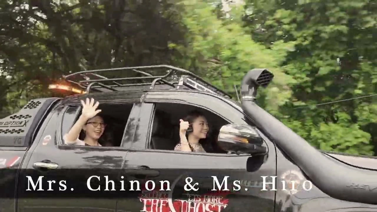 Mrs.Chinon と Ms.Hiro サポートカーから手を振る｜2025年3月 バリ島ハーレーツーリング — TEAM THE GHOST West Bali