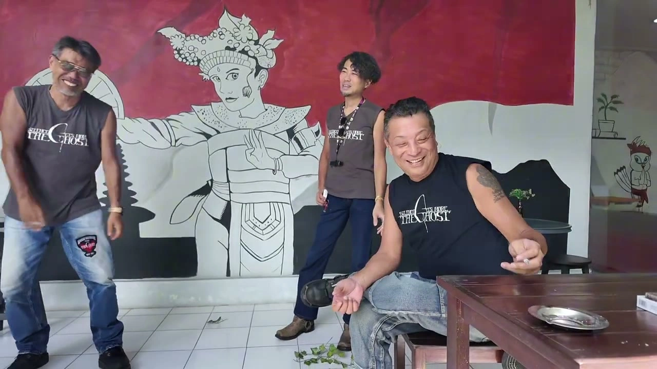 壁画前のカフェで兄貴が談笑｜2025年3月 バリ島ハーレーツーリング — TEAM THE GHOST West Bali